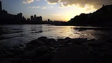 秋日的黄河边黄昏落日视频的预览图